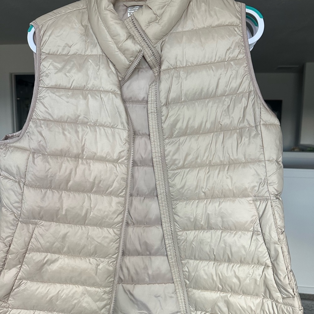 32 Degrees multiple Puffer Vests - Picture 2 of 5